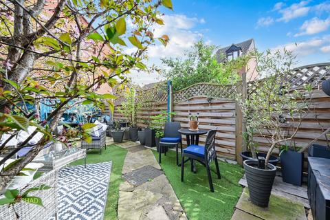 3 bedroom end of terrace house for sale, Hamilton Close, SE16