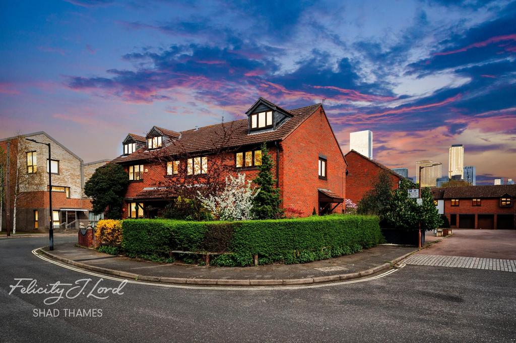 Detached house exterior, driveway