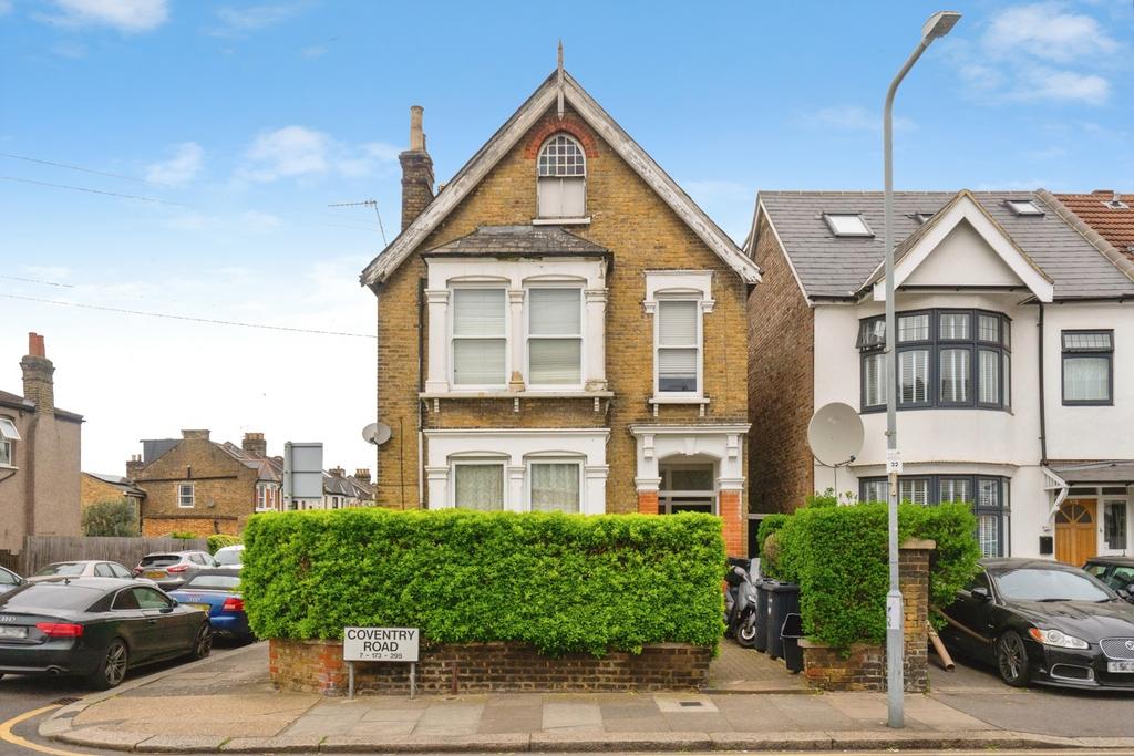 3 bedroom flat for sale
