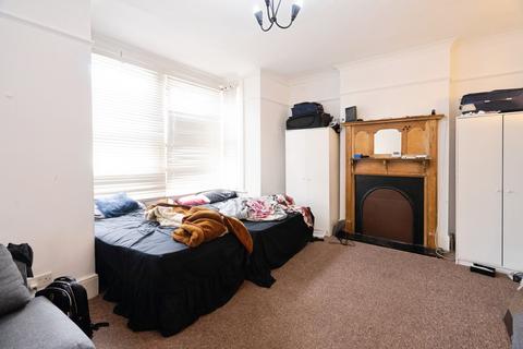 3 bedroom flat for sale, Coventry Road, Ilford, IG1
