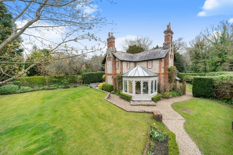3 bedroom cottage for sale, Green Dene, East Horsley