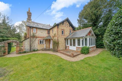 3 bedroom cottage for sale, Green Dene, East Horsley