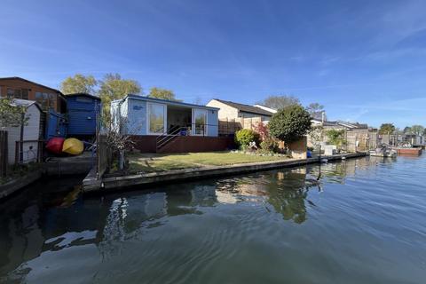 Garricks Ait, Hampton, TW12