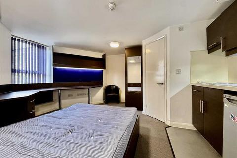 Studio to rent, The Square - North Road East