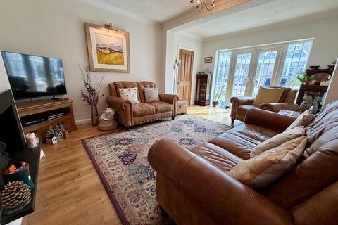 4 bedroom detached bungalow for sale, Bovingdon, Hemel Hempstead HP3