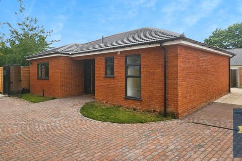 3 bedroom bungalow to rent, Berechurch Road, Colchester, CO2