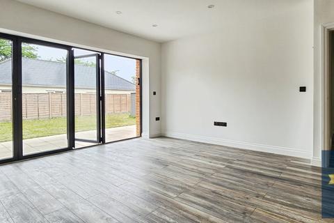 3 bedroom bungalow to rent, Berechurch Road, Colchester, CO2