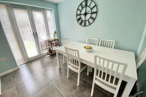 3 bedroom semi-detached house to rent, West Park Drive, Macclesfield