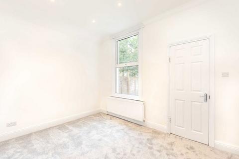 2 bedroom flat to rent, Cavendish Road, London SW12