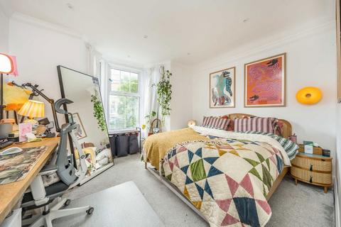 2 bedroom flat to rent, Cavendish Road, London SW12