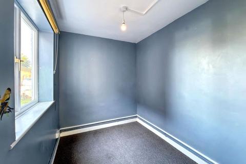 2 bedroom flat for sale, 8 Essex Close, Romford, Essex, RM7 8BD
