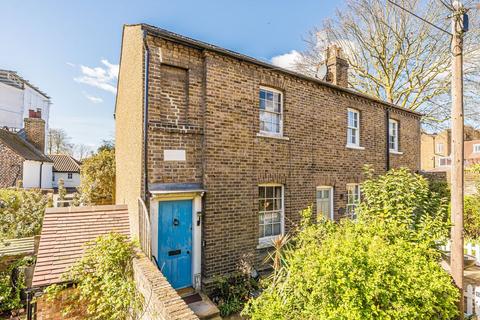 The Embankment, Twickenham TW1