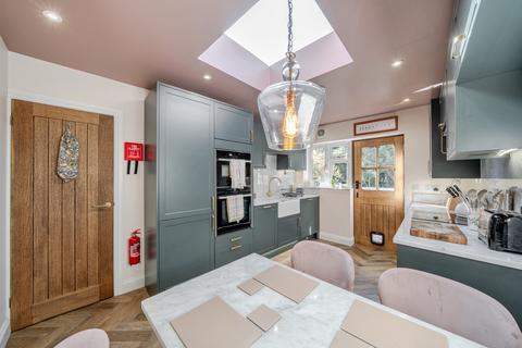 2 bedroom cottage to rent, The Green Croxley Green WD3