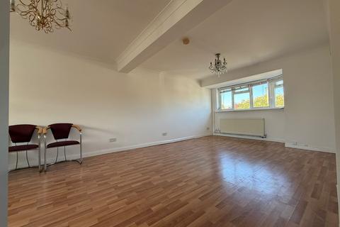2 bedroom flat to rent, Lee Road, NW7
