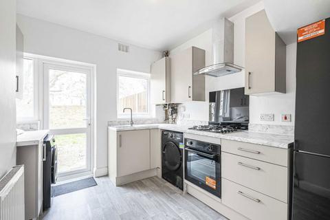 4 bedroom end of terrace house to rent, Queensville Road, London SW12