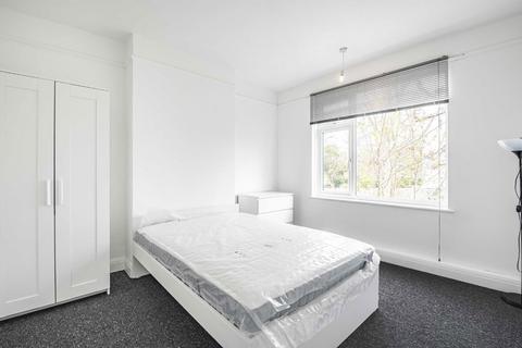 4 bedroom end of terrace house to rent, Queensville Road, London SW12
