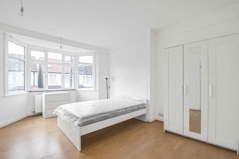 4 bedroom end of terrace house to rent, Queensville Road, London SW12