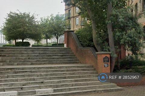 1 bedroom in a flat share to rent, Calder Court, London, SE16