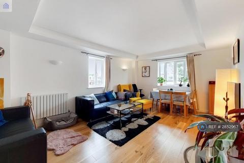 1 bedroom in a flat share to rent, Calder Court, London, SE16