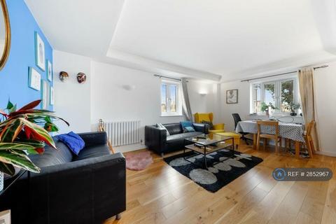 1 bedroom in a flat share to rent, Calder Court, London, SE16