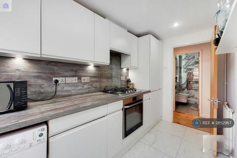 1 bedroom in a flat share to rent, Calder Court, London, SE16