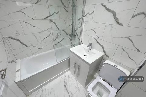 2 bedroom flat to rent, Desborough Court, London, SE25