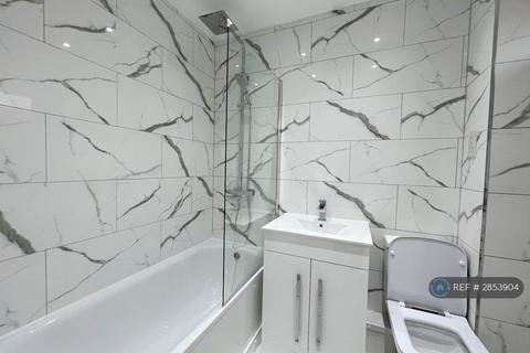 2 bedroom flat to rent, Desborough Court, London, SE25