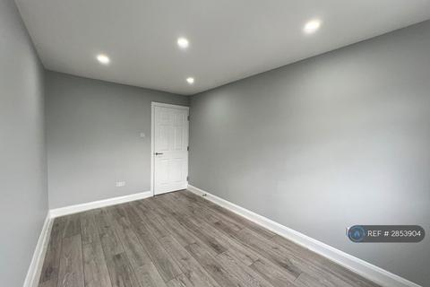 2 bedroom flat to rent, Desborough Court, London, SE25