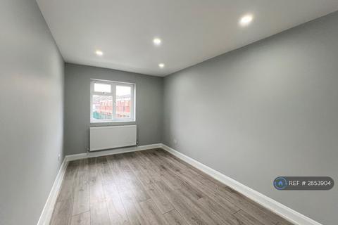 2 bedroom flat to rent, Desborough Court, London, SE25