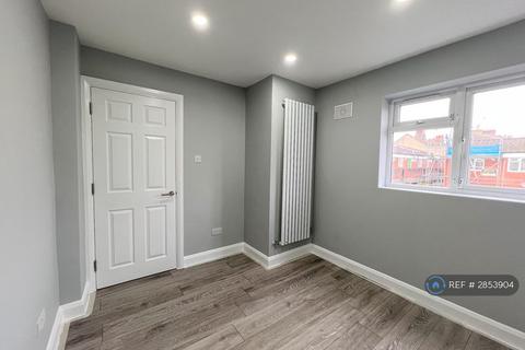 2 bedroom flat to rent, Desborough Court, London, SE25