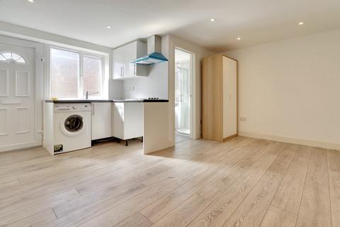 Studio to rent, Colin Park Road, Colindale, London, NW9 - COUNCIL TAX & WATER INC!!