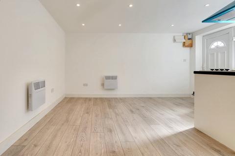 Studio to rent, Colin Park Road, Colindale, London, NW9 - COUNCIL TAX & WATER INC!!
