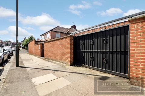 Studio to rent, Colin Park Road, Colindale, London, NW9 - COUNCIL TAX & WATER INC!!