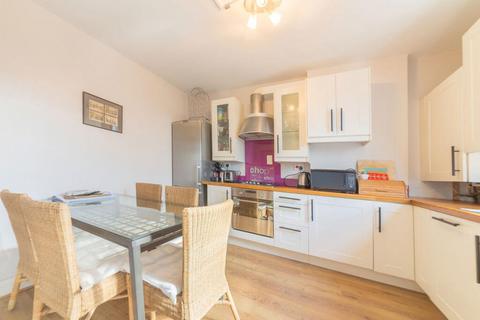 2 bedroom flat to rent, Warwick Road, Earls Court, London