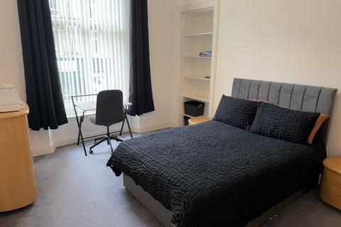 4 bedroom apartment to rent, Great Western Road, Woodlands