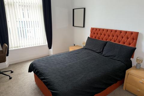4 bedroom apartment to rent, Great Western Road, Woodlands