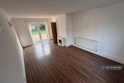 3 bedroom semi-detached house to rent, Dr Anderson Avenue, Doncaster, DN7