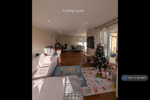 2 bedroom flat to rent, Wellsfield, Bushey, WD23
