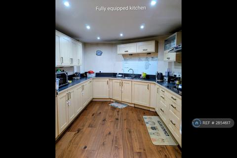 2 bedroom flat to rent, Wellsfield, Bushey, WD23