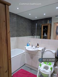2 bedroom flat to rent, Wellsfield, Bushey, WD23