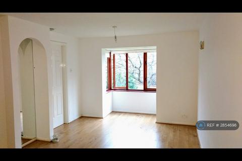 2 bedroom flat to rent, Waterside Close, London, IG11