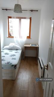 2 bedroom flat to rent, Waterside Close, London, IG11