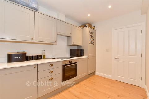 2 bedroom ground floor flat for sale, Graylands Manor, Horsham RH12