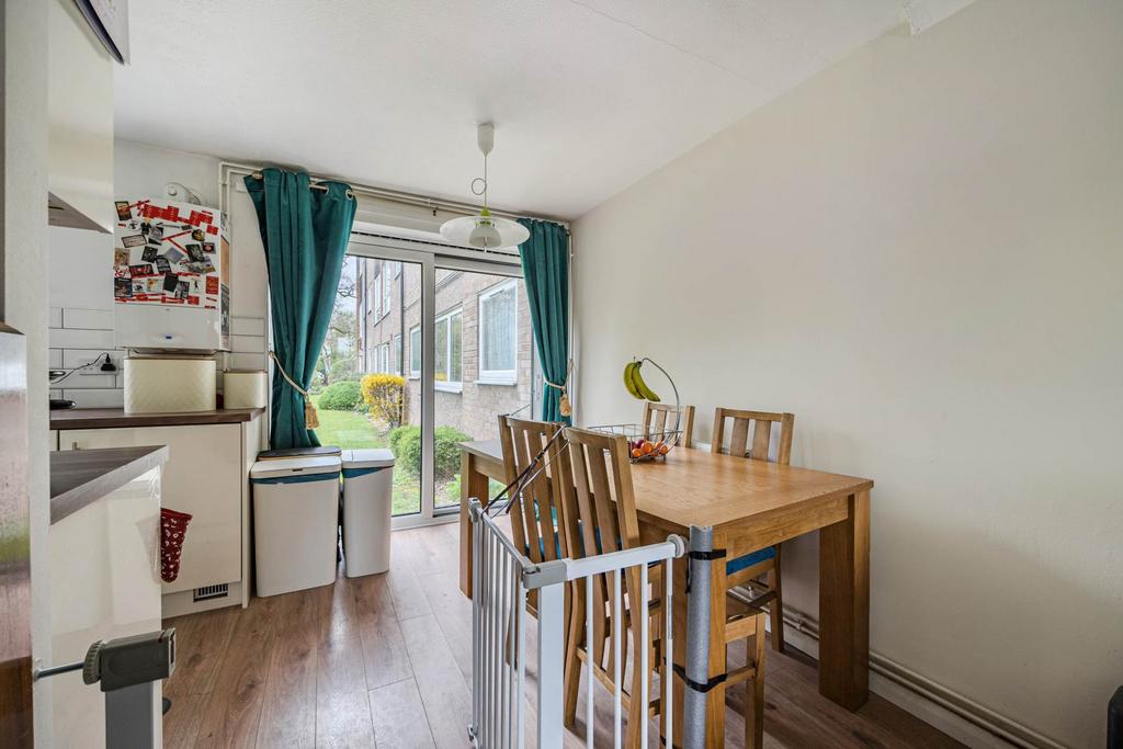 Apartment in Reading, Southcote - View 3