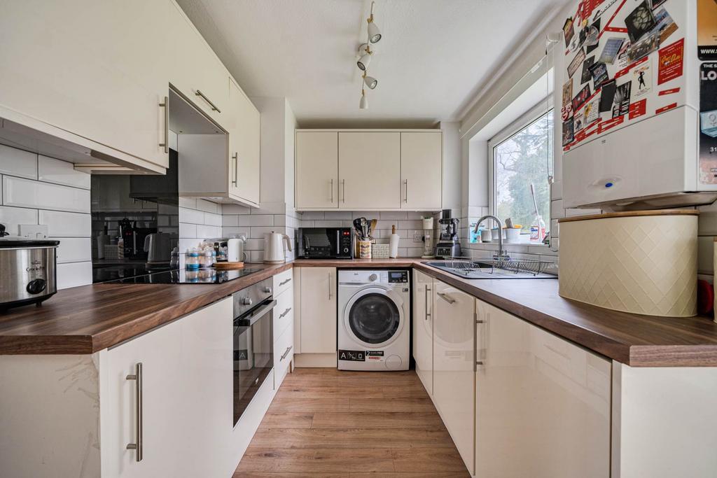 Apartment in Reading, Southcote - View 4