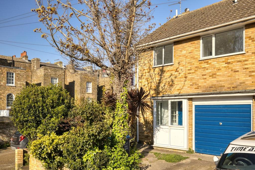 Augusta Place, Ramsgate, Kent, CT11 3 bed semi-detached house for sale ...