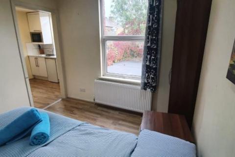 Studio to rent, Ash Grove