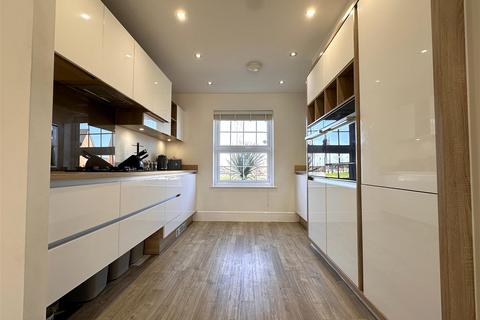 4 bedroom semi-detached house for sale, Tannington Grove, Middlebeck, Newark