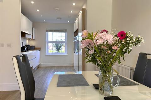 4 bedroom semi-detached house for sale, Tannington Grove, Middlebeck, Newark