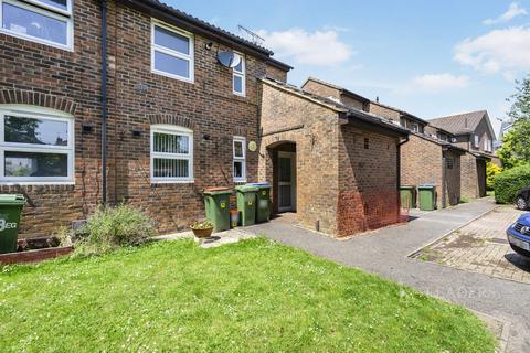 2 bedroom flat to rent, Elm Grove, Horsham, RH13
